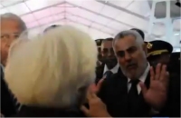 "قبلة" بنكيران لزوجة السفير الامريكى تثير جدل واسع بالمغرب — فيديو 