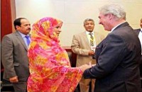 ﻿وزيرة خارجية موريتانيا تثير جدلا حول مصافحة النساء للرجال 