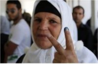 والدة محمد البوعزيزى تتسلم «جائزة ساخاروف لحرية الفكر» الممنوحة لابنها 