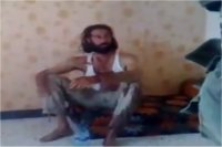 فيديو يظهر المعتصم القذافي يدخن سيجارة قبل موته يدحض رواية اعتقاله ميتاً 