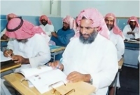 خمسيني سعودي يتفوق على ابنه دراسيا 