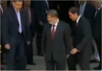 بالفيديو .. مرسي يتعرض لموقف طريف فوق البساط الأحمر 