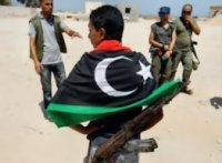 اشتباك بين جماعات مسلحة في معركة على النفوذ قرب مطار طرابلس الليبي 