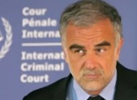 أوكامبو : مقتل القذافي يرقي إلي جريمة حرب 