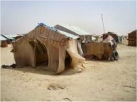 الرئيس يزور أحياء الترحيل ويتعهد بحصول كل أسرة في نواكشوط على قطعة أرضية واحدة 