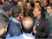 بعد تقبيل يده: الرئيس المؤقت يعيد "البايات" إلى تونس! 