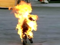 على طريقة "البوعزيزي" .. شاب يحرق نفسه في العاصمة التونسية 