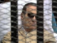 غدا .. مبارك بالبدلة الزرقاء قبل تصويره وإعطائه رقما داخل سجن طره 