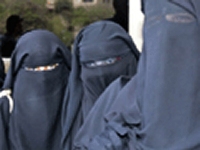 ترحيل سعوديات رفضن خلع النقاب من مطار باريس 