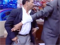 نائب اردني يشهر مسدسا على الهواء مهددا نائبا سابقا — فيديو 