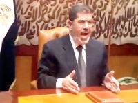 مرسي واجه لحظة إخطاره بالعزل بالسخرية مما يجري 