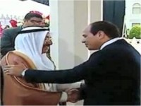 أمير الكويت يصعد للمنصة ليودع السيسي أثناء كلمة "موريتانيا" 