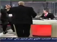 اشتباك بالأيدي على الهواء في قناة الجزيرة — فيديو 