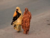 سيدات كبار السن في موريتانيا يعاقبن من يلفظ بكلمة عجوز 