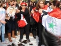 سوريات مؤيدات لبشار يقصصن شعرهن لعدم وجود «رجال» فى العرب! 