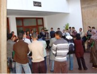 عشرات الطلبة الموريتانيين الممنوحين إلى المغرب عالقون أمام السفارة بحثا عن (…) 