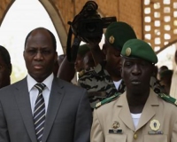 انقلابيو مالي يوافقون على تسليم السلطة مقابل العفو 