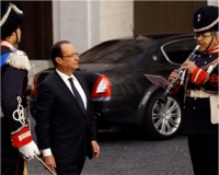 حراس هولاند ينسون أسلحتهم ويحمونه يدويا في البرازيل! 