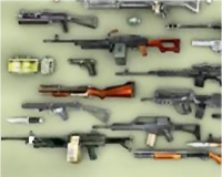 ازدهار تجارة السلاح في الجزائر : الكلاشينكوف للعصابات و«البريتا» لرجال الأعمال 