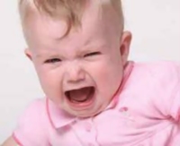 بكاء الطفل يزيد ردود افعال الكبار سرعة ودقة 