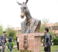 حزب الحمير في كردستان يدشن تمثالا لرمزه 