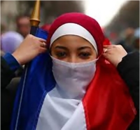 مجلس الشيوخ الفرنسى يقر قانون علمانى يمنع الحجاب فى أماكن تواجد الأطفال 