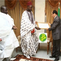 رئيس الجمهورية يتسلم شهادة تقديرية من القيادات الدينية للشباب في السنغال 