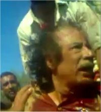 مصدر في المجلس الانتقالي : القذافي اعتقل حيا ثم ضربوه وقتلوه 