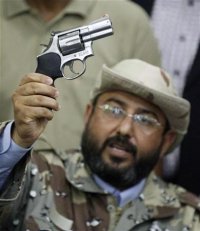 الليبيون يكافحون لدفن القذافي والبدء من جديد 